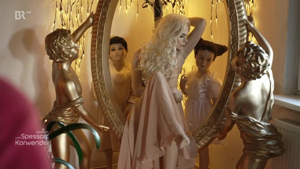 Mit Schaufensterpuppen leben. Ein Portrait über meine Sammlerkollegin Waltraud im TV-Sender BR online von Monika&nbsp;Sarré-Mock